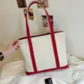 Bolso tote de lona de gran capacidad en blanco roto con elegantes correas rojas y adornos - Burdeos