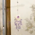 Dettaglio di un acchiappasole a luna dorata con cristalli viola e riflessi arcobaleno - Sole e luna viola