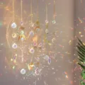Vista dettagliata di acchiappasole in cristallo che creano vivaci riflessi arcobaleno. - Scacciapensieri da 6 pezzi --- A01 oro