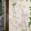 Vista detallada del atrapasol de cristal colibrí reflejando patrones de arcoíris - Colibrí amarillo