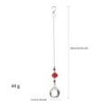 Dettaglio dell'acchiappasole in cristallo sfaccettato con perline rosse e catena d'argento - Modello a sfera luminosa rosso scuro