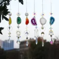 Nahaufnahme von bunten Achat-Sonnenfängern mit Kristallprismen und goldenen Metallanhängern - 6er-Pack Windspiele --- Achatscheibe Silber