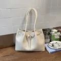 Sac cabas crème plissé élégant avec détail de boucle de ceinture réglable et longues anses - Sac Seul / Blanc