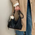 Bolso hobo retro de cuero negro suave para el estilo de moda de otoño invierno - Con Colgante / Negro