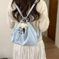 Elegante mochila y bolso de hombro convertible de cuero suave azul claro para mujer, moderno - Con Colgante / Azul