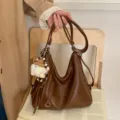 Bolso tote vintage de cuero suave marrón multiusos para mujer con colgante decoro - Con Colgante / Marrón