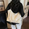 Μεγάλη κρεμ τσάντα από δέρμα με λάδι για γυναίκες σε κομψή εμφάνιση γραφείου - Ζαχαρί