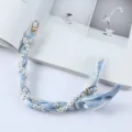 Detail van de elegante polsband voor telefoon van parels en blauwe zijden sjaal - Blauw Wit Bloemenstijl (K176-2)