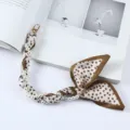 Hartpatroon zijden sjaal en parel telefoonkoord polsband met gouden clips - Koffie Hart Stijl (K176-5)
