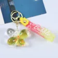 Detailansicht eines Acryl-Schmetterlings-Schlüsselanhängers mit Glitzer und Bubble-Band - Gelb
