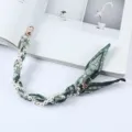 Detail van parel en groene zijden sjaal telefoonriem met gouden haken - Donkergroene Paisley Stijl (K176-7)