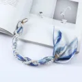 Elegante blauwe zijden sjaal telefoon polsband met witte parels en gouden metalen sluiting - Blauwe Tie Dye Stijl (K176-10)