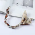 Detail van de elegante gevlochten parel en zijden sjaal polsband voor telefoon - Beige Vintage Bloemen (K176-11)