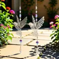 Vista dettagliata di acchiappasole in cristallo a forma di colibrì in un giardino soleggiato - Stile Pendente / 32cm