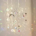 Vista dettagliata di acchiappasole in cristallo che creano riflessi arcobaleno sulla parete - Scacciapensieri da 6 pezzi --- A01 argento
