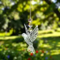 Vista detallada de un atrapasol con forma de colibrí blanco y cuentas de cristal - Colgante de colibrí