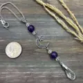 Acchiappasole in cristallo di ametista con ciondoli a luna e stella - Pendenti in ossidiana viola / 32cm