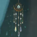 Dettaglio dell'acchiappasole celeste in cristallo sole e luna con prismi pendenti scintillanti - Perline a 3 punte luna di fuoco / Oro
