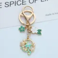 Vue détaillée d'un porte-clés thème océan avec étoile de mer et fleur de cerisier doré - Étoile de mer verte