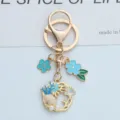 Vue détaillée d'un porte-clés thème océan avec breloques étoile de mer et coquillage - Coquillage Bleu