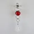 Gedetailleerd overzicht van de roestvrijstalen windgongspiraal met rode kristallen bol - 4,5 Inch / Rood