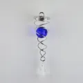 Detail van roestvrijstalen spiraalvormige windgong met een blauwe kristallen bol en hanger. - 4,5 Inch / Donkerblauw