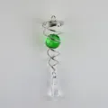 Detail van spiraalwindgongstaart met groene kristallen bol en prisma-hanger - 4,5 Inch / Groen