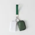 Vista detallada de la mini pulsera de doble bolsa con bolsas de nailon verde y blanco - Verde Oscuro y Blanco