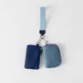 Vista detallada de dos bolsas de muñeca azules con mosquetones metálicos de seguridad - Azul Marino + Azul Humo
