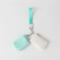 Primer plano de una muñequera de doble bolsa menta y blanco con herrajes metálicos. - Verde + Blanco roto