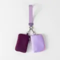 Primer plano de dos monederos morados con correa de muñeca tejida - Púrpura Oscuro + Púrpura Claro