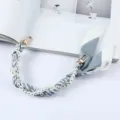 Detailweergave van elegante telefoonriem van parels en gestreepte zijden sjaal met goud - Blauw Wit Gestreepte Stijl (K176-12)