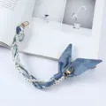 Elegant detail van parel en blauwe zijden sjaal telefoon polsband met goud metaal - Lichtblauwe Printstijl (K176-17)
