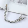 Detailweergave van een zijden sjaal en parel telefoonpolsband met gouden haken - Zwart Wit Etnische Stijl (K176-18)
