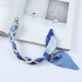 Detail van blauwe zijden sjaal met parels voor een elegant polskoord voor telefoon - Blauwe Getextureerde Stijl (K176-19)