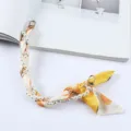 Elegante telefoonpolsband van parels en zijden sjaal met gouden metalen sluitingen. - Oranje Ananas Print (K176-22)
