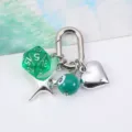 Portachiavi con dado poliedrico verde, palla da biliardo, cuore e stella d'argento - Verde Scuro
