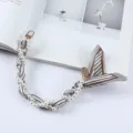 Detail van elegante parel en gestreepte zijden sjaal telefoonriem met gouden musketonhaken - Lichtgrijs Gestreepte Stijl (K176-27)
