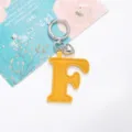 Gelber PU-Leder-Schlüsselanhänger Buchstabe F mit silbernem Herz und Metallring - Buchstabe F