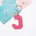 Handgefertigter rosa PU-Leder Buchstabe J Schlüsselanhänger mit silbernem Herzanhänger - Buchstabe J