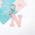 Stilvoller rosa PU-Leder Buchstabe N Schlüsselanhänger mit silbernem Herzanhänger - Buchstabe N