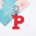 Roter PU-Leder-Schlüsselanhänger Buchstabe P mit silbernem Herzanhänger - Buchstabe P