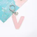 Weicher rosa PU-Leder Buchstabe V Schlüsselanhänger mit silbernem Herz und Ring - Buchstabe V