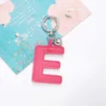Eleganter rosafarbener PU-Leder Schlüsselanhänger Buchstabe E mit feinem Herzanhänger - Buchstabe E
