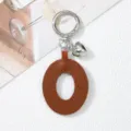 Brauner PU Leder Buchstabe O Schlüsselanhänger mit silbernem Herzanhänger und Ring - Buchstabe O