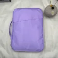 Vorderansicht einer minimalistischen lila iPad-Hülle auf weichem Stoffhintergrund. - Lila