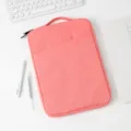 Detaillierte Makroansicht einer korallenrosa Laptoptasche mit Griff und Fronttasche - 11-12.5 Zoll / Rosa