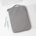 Nahaufnahme der grauen Laptophülle aus Stoff mit praktischem Griff und Reißverschluss - 11-12.5 Zoll / Hellgrau