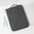 Draufsicht auf eine dunkelgraue Tablet-Hülle aus Stoff mit Griff auf weißem Tisch - 11-12.5 Zoll / Dunkelgrau