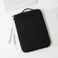 Detailansicht einer schwarzen Laptoptasche mit Griff auf einem sauberen weißen Schreibtisch - 11-12.5 Zoll / Schwarz
